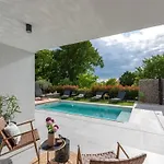 In Minj With Swimming Pool *