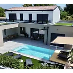 Villa In Minj With Swimming Pool *