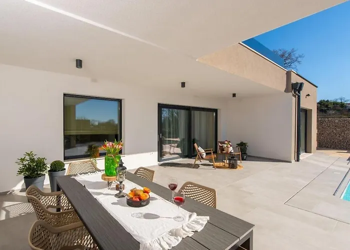 Villa In Minj With Swimming Pool *