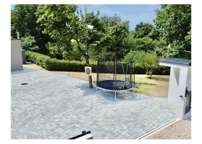 Villa In Minj With Swimming Pool