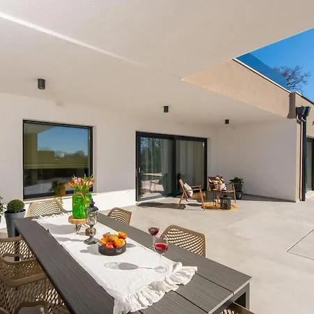 וילה In Minj With Swimming Pool *