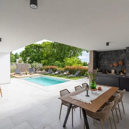 וילה In Minj With Swimming Pool